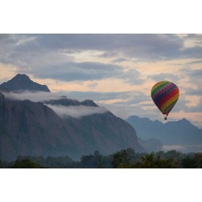 Vlies fotobehang Luchtballon in de bergen